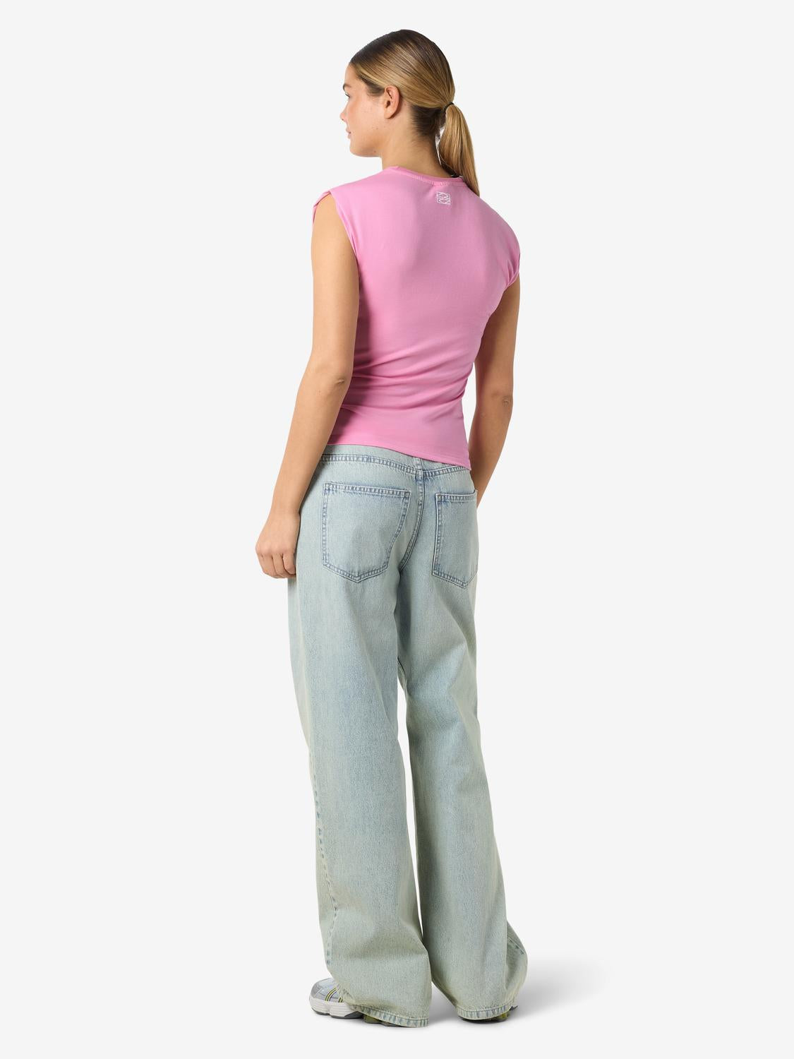 model_shot-front_full