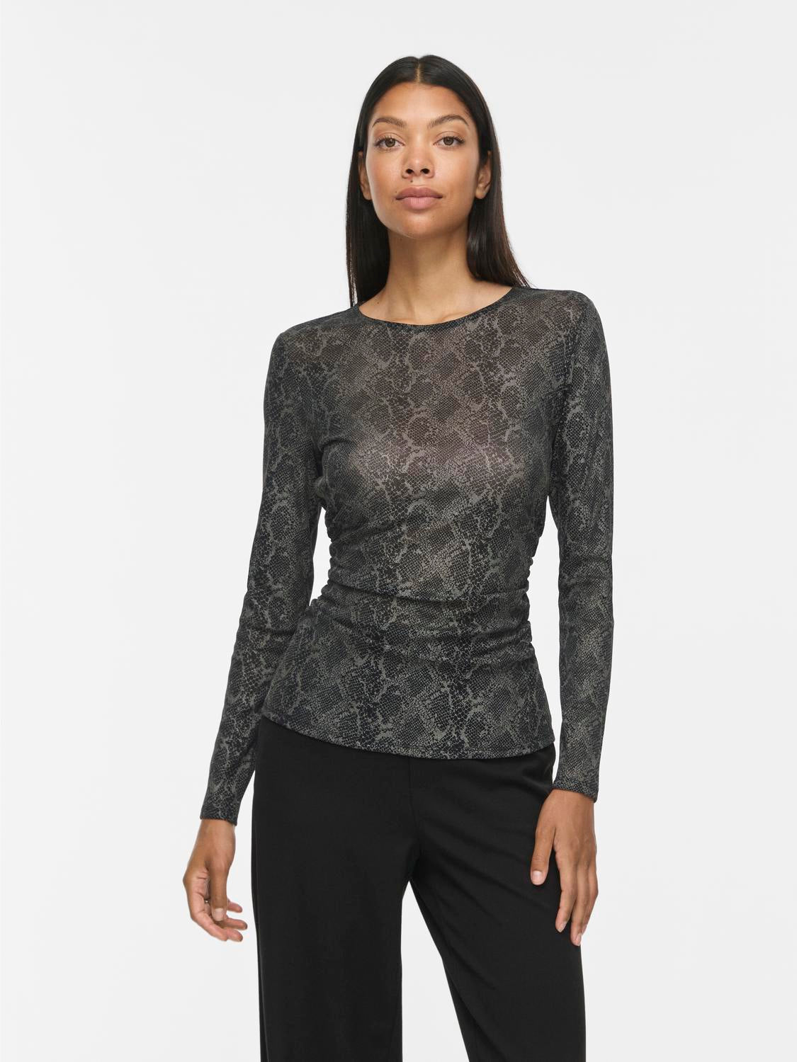 model_shot-front